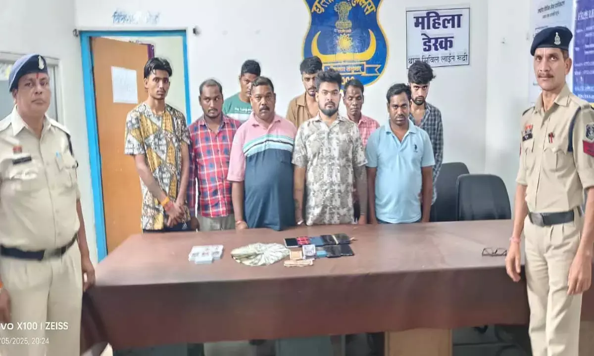 जंगल में लगा था जुए का फड़ : पुलिस ने मारा छापा, 4 बाइक और 40 हजार नकद समेत 9 जुआरी पकड़े गए