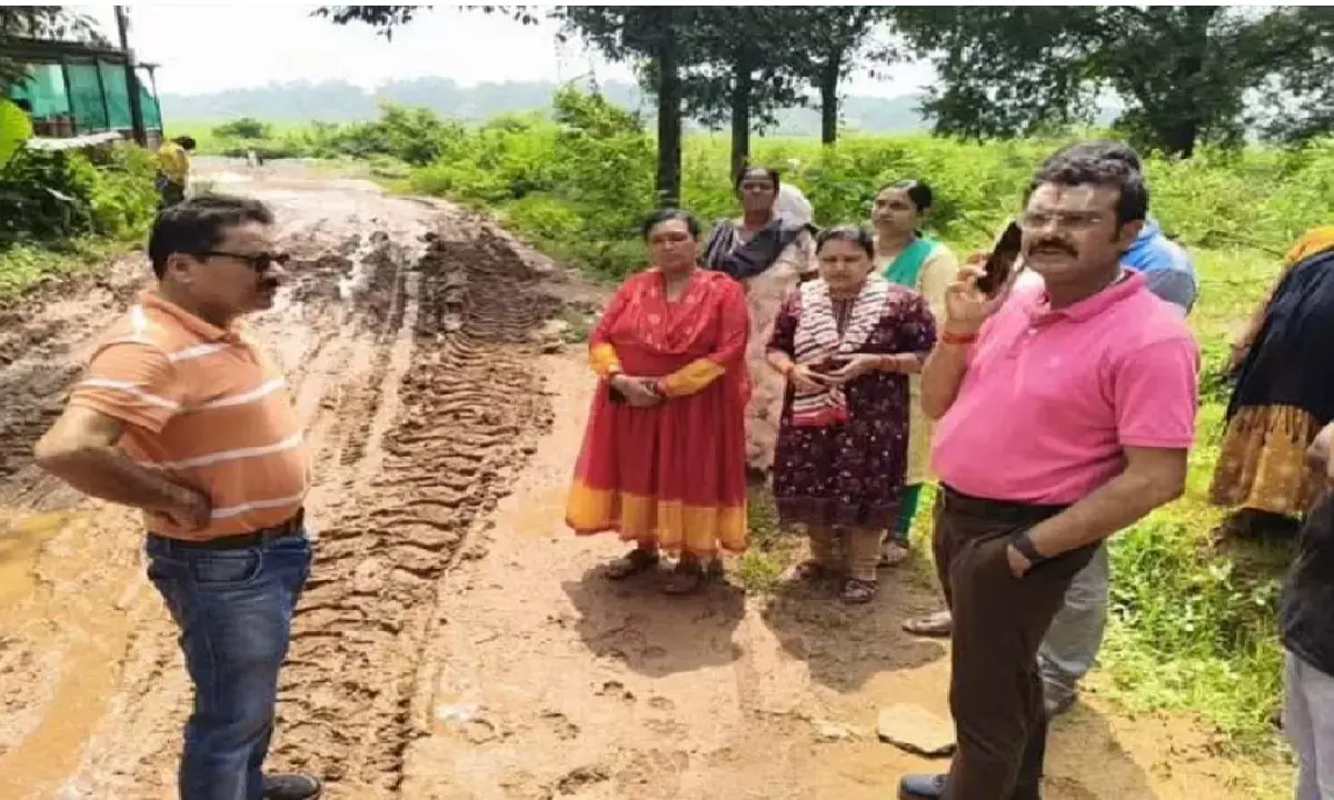 शहर निरीक्षण पर निकले महापौर : संजय पांडे ने अधिकारियों को सड़क की मरम्मत के दिए निर्देश