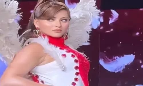 एक्ट्रेस उर्वशी रौतेला का परी स्टाइल