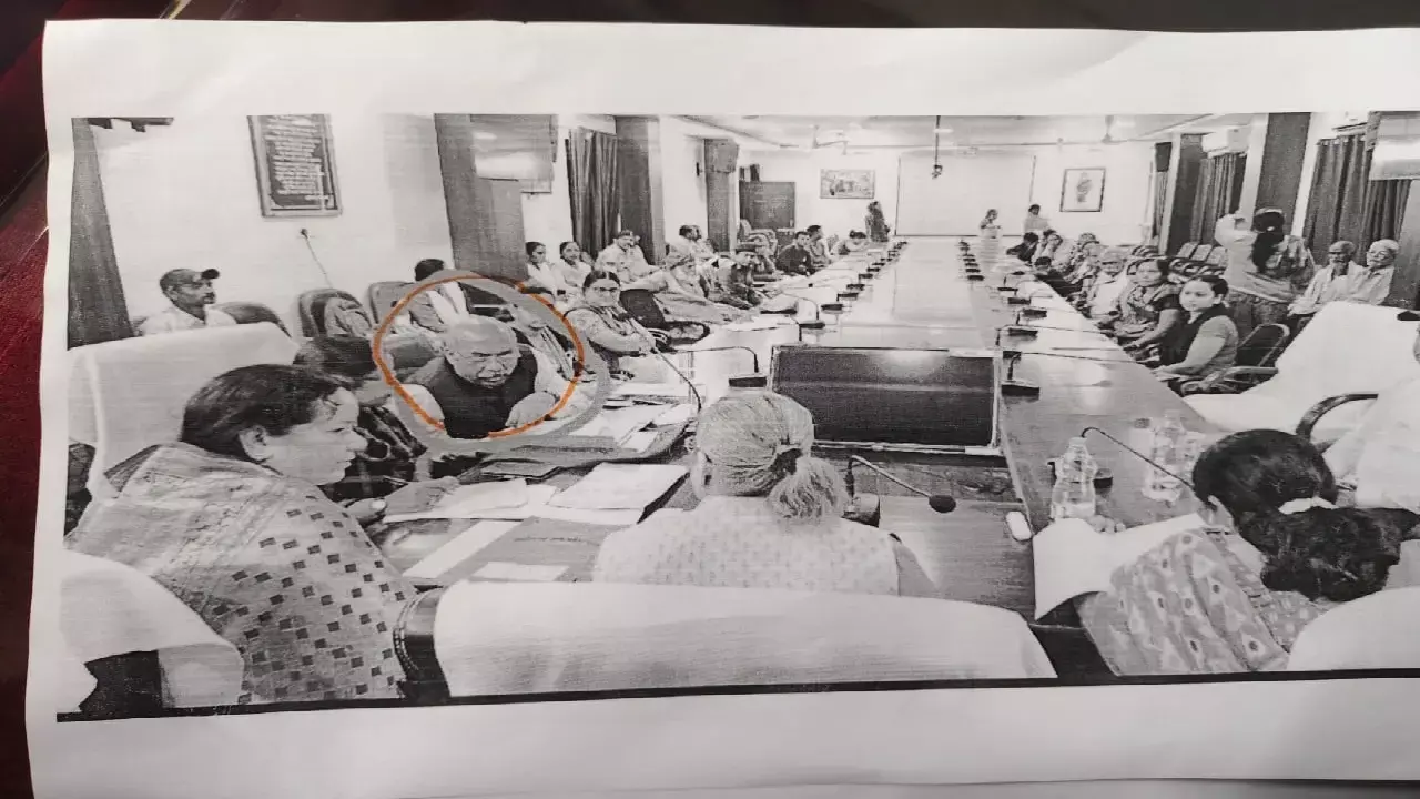 महिला आयोग में हंगामा : सदस्यों ने अध्यक्ष के खिलाफ खोला मोर्चा, जन सुनवाई का किया बहिष्कार