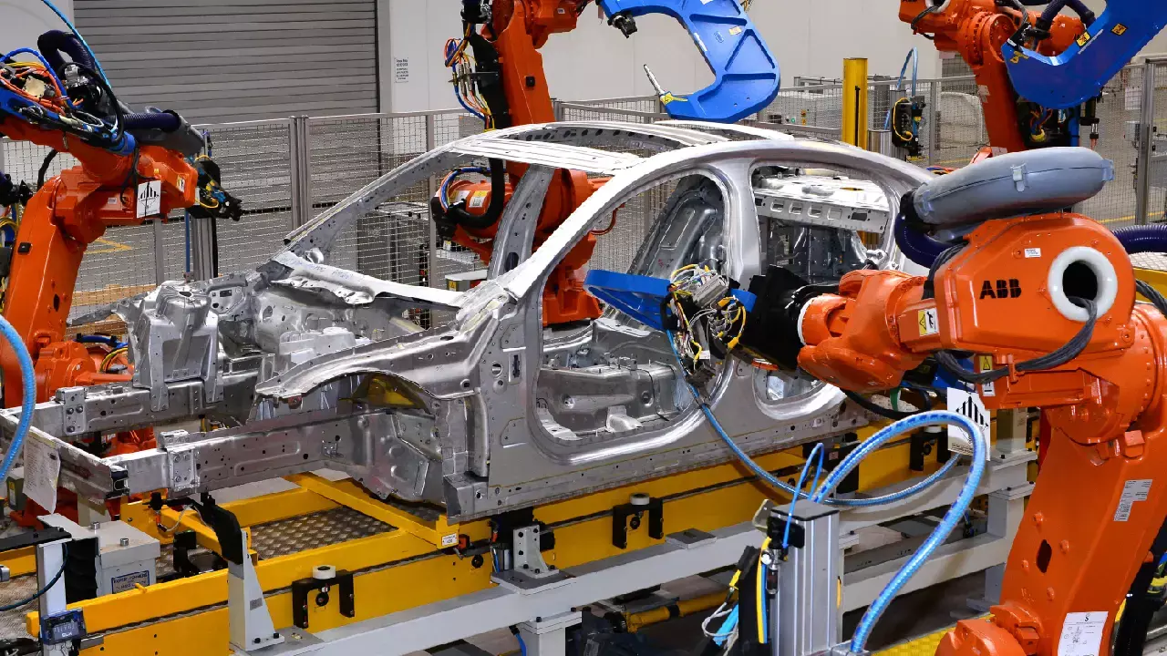 लंबे साइबर अटैक के बाद टाटा मोटर्स को मिली राहत, कलर फिर से शुरू होगा JLR का प्रोडक्शन