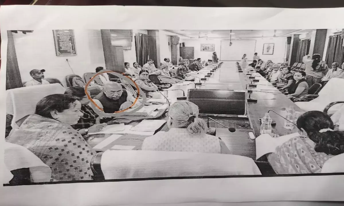 महिला आयोग में हंगामा : सदस्यों ने अध्यक्ष के खिलाफ खोला मोर्चा, जन सुनवाई का किया बहिष्कार