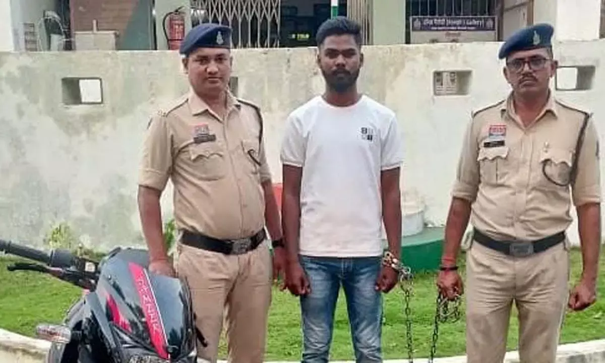 नाबालिग से छेड़छाड़ और धमकी देने का है आरोप