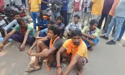 पहाड़ी कोरवा युवक की मौत पर बवाल : घंटों देरी से एम्बुलेंस मिलने का आरोप, परिजनों ने अस्पताल परिसर में शव रखकर किया हंगामा