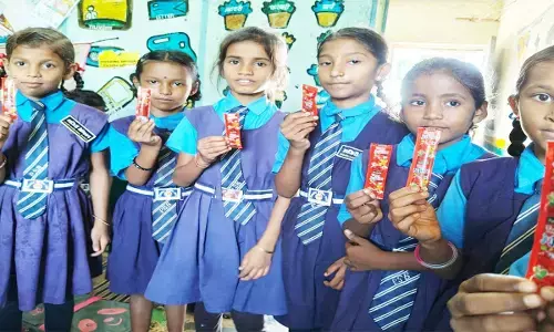 सरकारी स्कूल में अनूठी पहल : भेंडरवानी में नियमित स्कूल आने वाले बच्चे किए गए सम्मानित