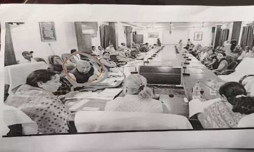 महिला आयोग में हंगामा : सदस्यों ने अध्यक्ष के खिलाफ खोला मोर्चा, जन सुनवाई का किया बहिष्कार