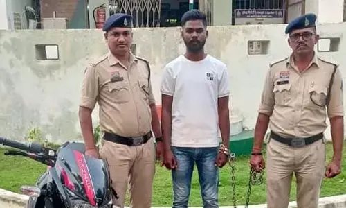 नाबालिग से छेड़छाड़ और धमकी देने का है आरोप