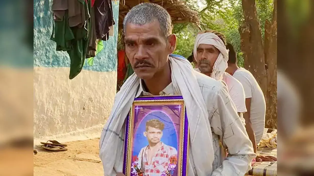 मृतक पुत्र की तस्वीर के साथ वर्तमान साजा विधायक ईश्वर साहू