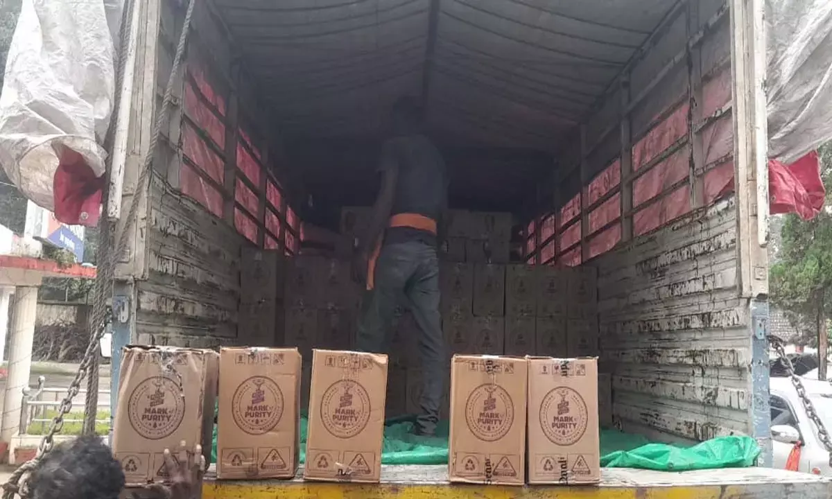 हरियाणा से ड्राई स्टेट बिहार जा रहा था शराब से भरा ट्रक हरियाणा से ड्राई स्टेट बिहार जा रहा था शराब से भरा ट्रक