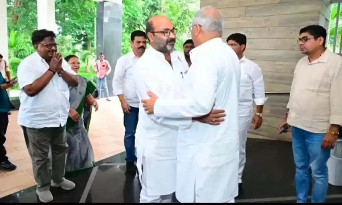 जय कुमार लल्लू का स्वागत करते हुए भूपेश बघेल