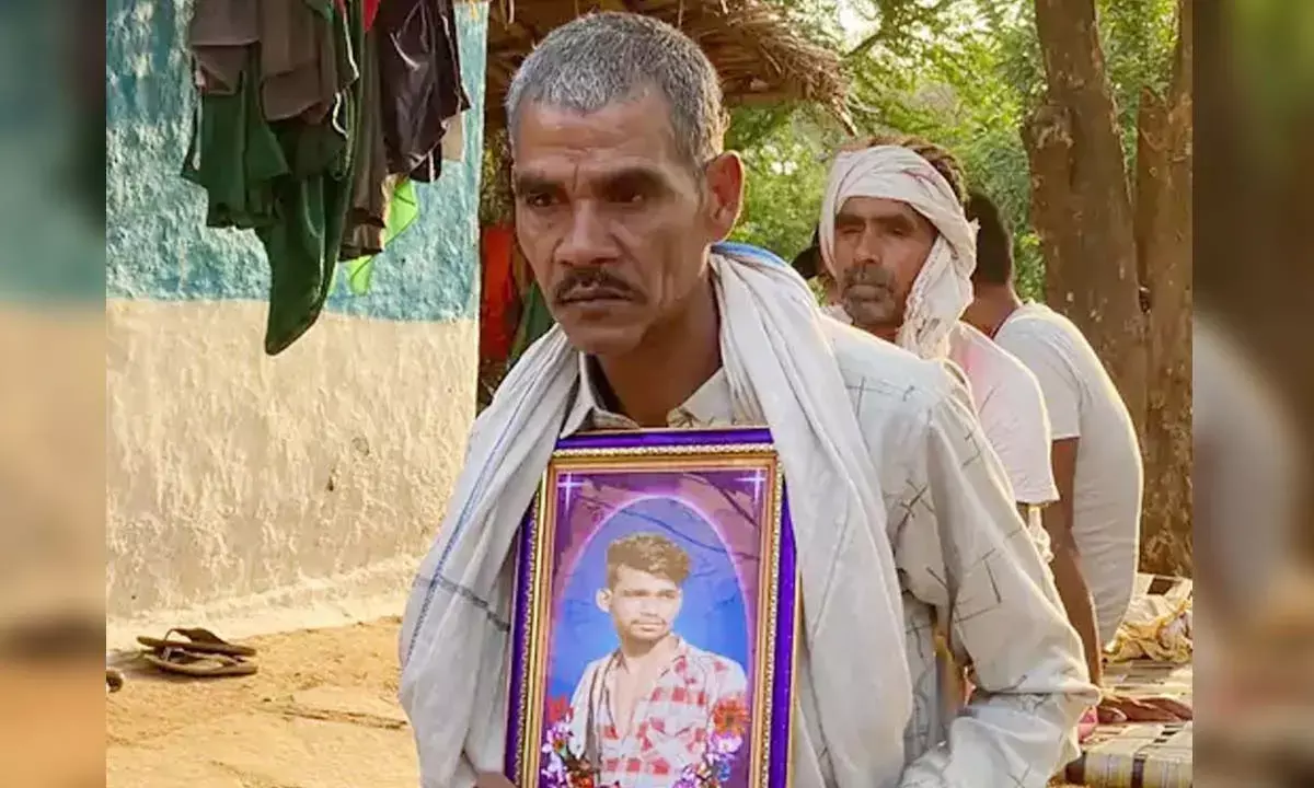 मृतक पुत्र की तस्वीर के साथ वर्तमान साजा विधायक ईश्वर साहू