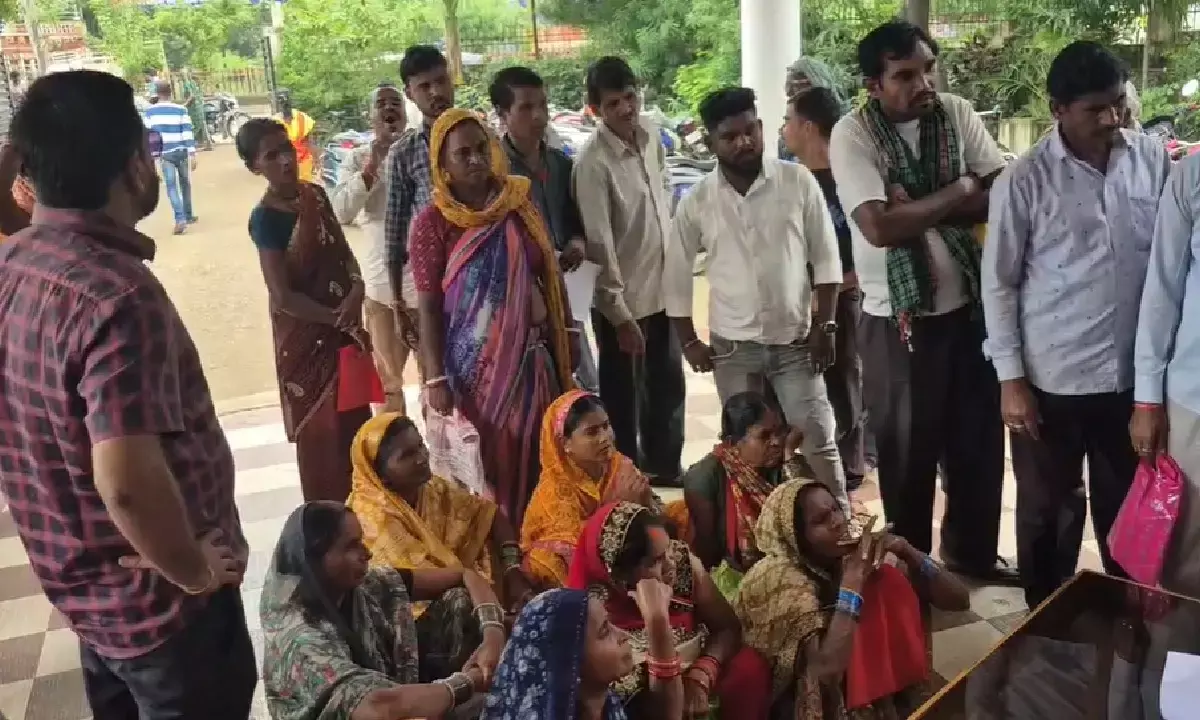 राशन कार्ड वेरिफिकेशन से बढ़ी परेशानी : दुकानों के बाहर लगी लंबी लाइनें, संदिग्ध सूची में नाम आने पर मचा हड़कंप राशन कार्ड वेरिफिकेशन से बढ़ी परेशानी : दुकानों के बाहर लगी लंबी लाइनें, संदिग्ध सूची में नाम आने पर मचा हड़कंप