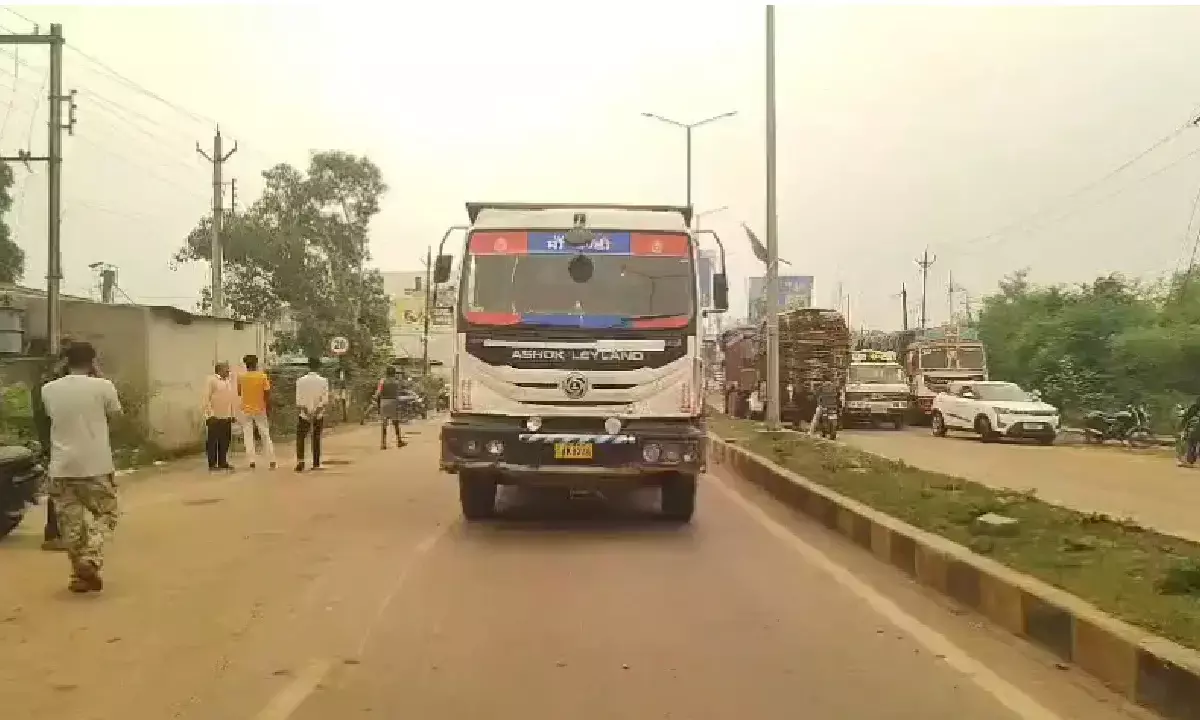 हाईवा ने स्कूटी सवार महिला को रौंदा : नगर पालिका कर्मी है महिला, आक्रोशित लोगों ने लगाया जाम