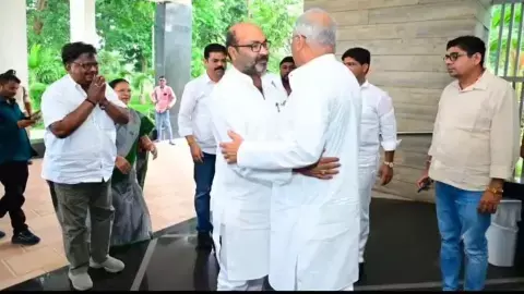 जय कुमार लल्लू का स्वागत करते हुए भूपेश बघेल जय कुमार लल्लू का स्वागत करते हुए भूपेश बघेल