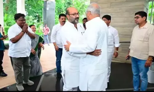 जय कुमार लल्लू का स्वागत करते हुए भूपेश बघेल