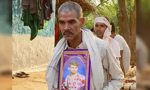 मृतक पुत्र की तस्वीर के साथ वर्तमान साजा विधायक ईश्वर साहू