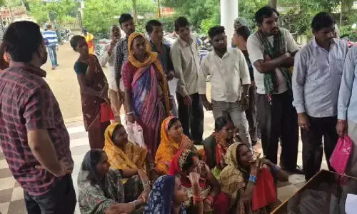 राशन कार्ड वेरिफिकेशन से बढ़ी परेशानी : दुकानों के बाहर लगी लंबी लाइनें, संदिग्ध सूची में नाम आने पर मचा हड़कंप