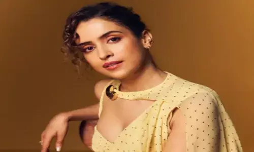 एक्ट्रेस सान्या मल्होत्रा की येलो साड़ी एक्ट्रेस सान्या मल्होत्रा की येलो साड़ी