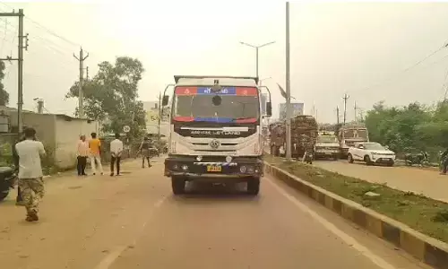 हाईवा ने स्कूटी सवार महिला को रौंदा : नगर पालिका कर्मी है महिला, आक्रोशित लोगों ने लगाया जाम