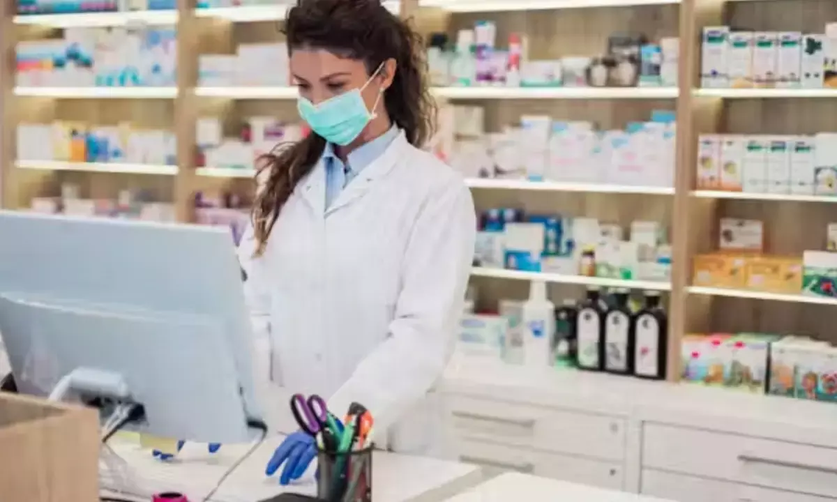 अब बिना फार्मासिस्ट दवा बेचने पर होगी जेल और लाखों का जुर्माना अब बिना फार्मासिस्ट दवा बेचने पर होगी जेल और लाखों का जुर्माना