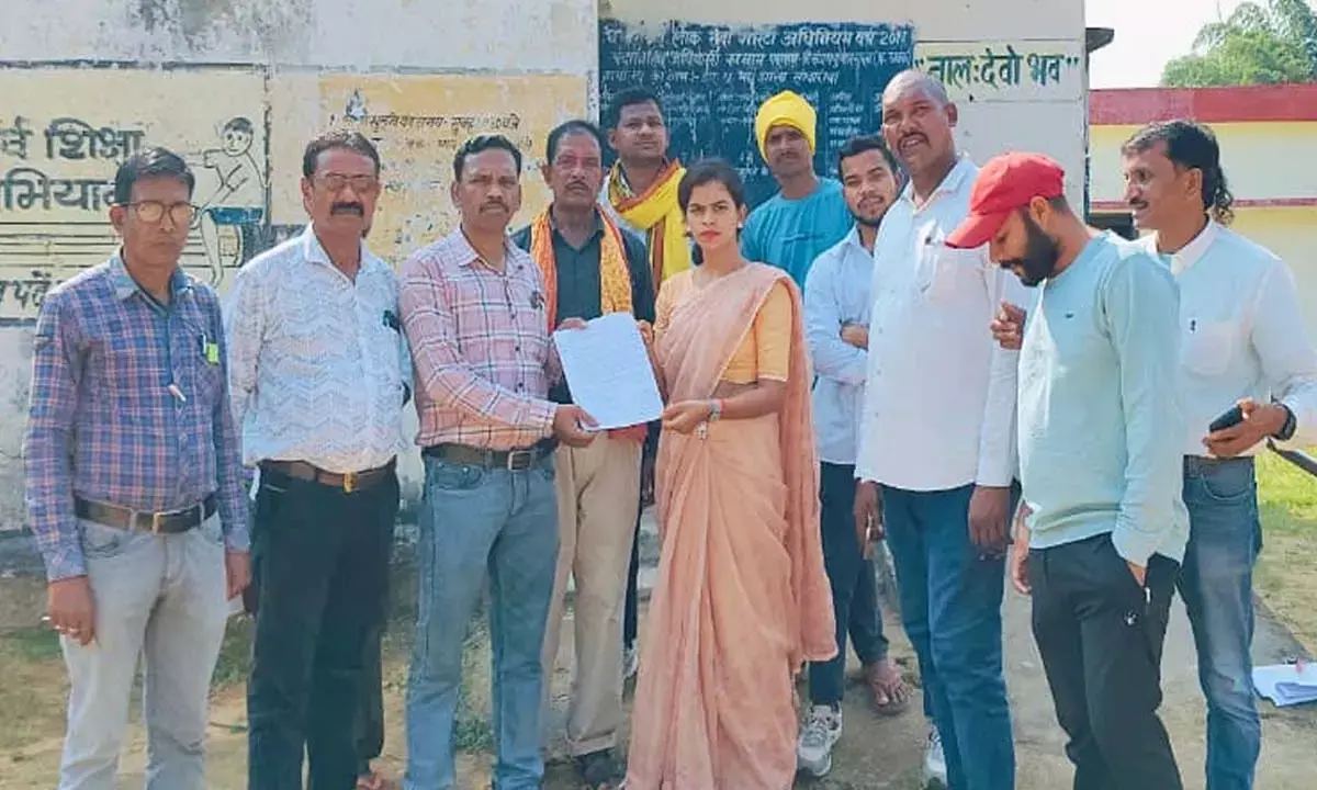 तीन साल से नदारद प्रधान पाठक पर भड़के ग्रामीण