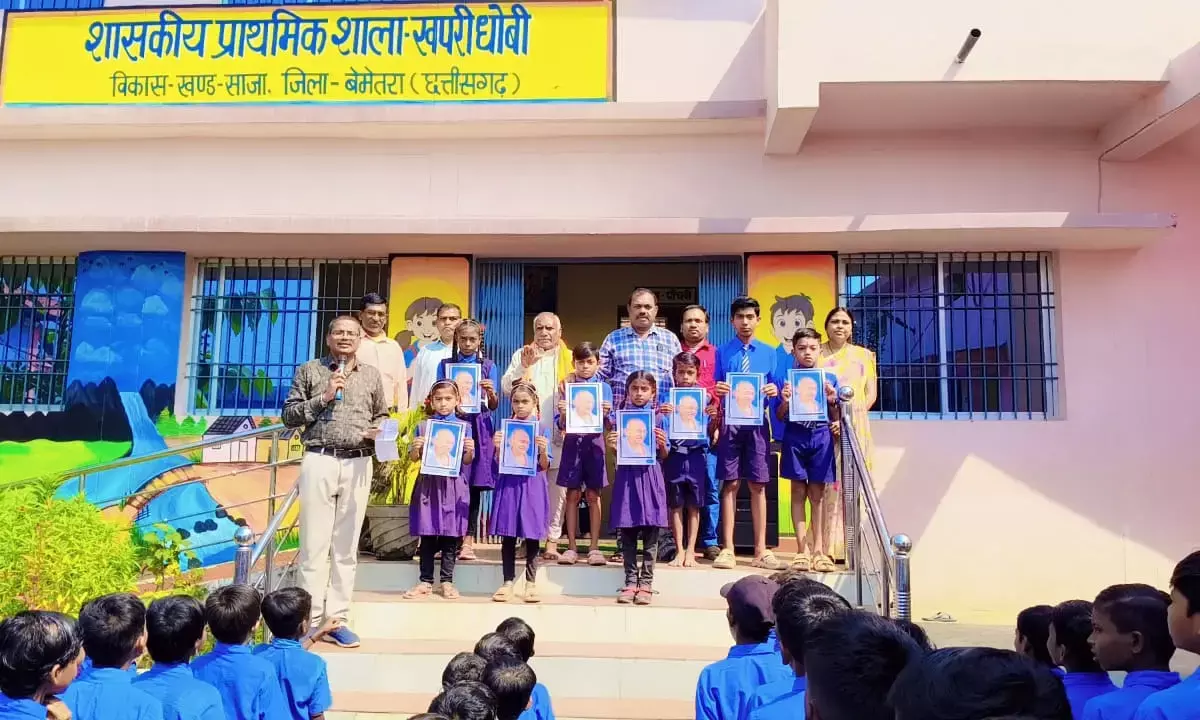 रोज स्कूल आने वाले बच्चे किए गए सम्मानित