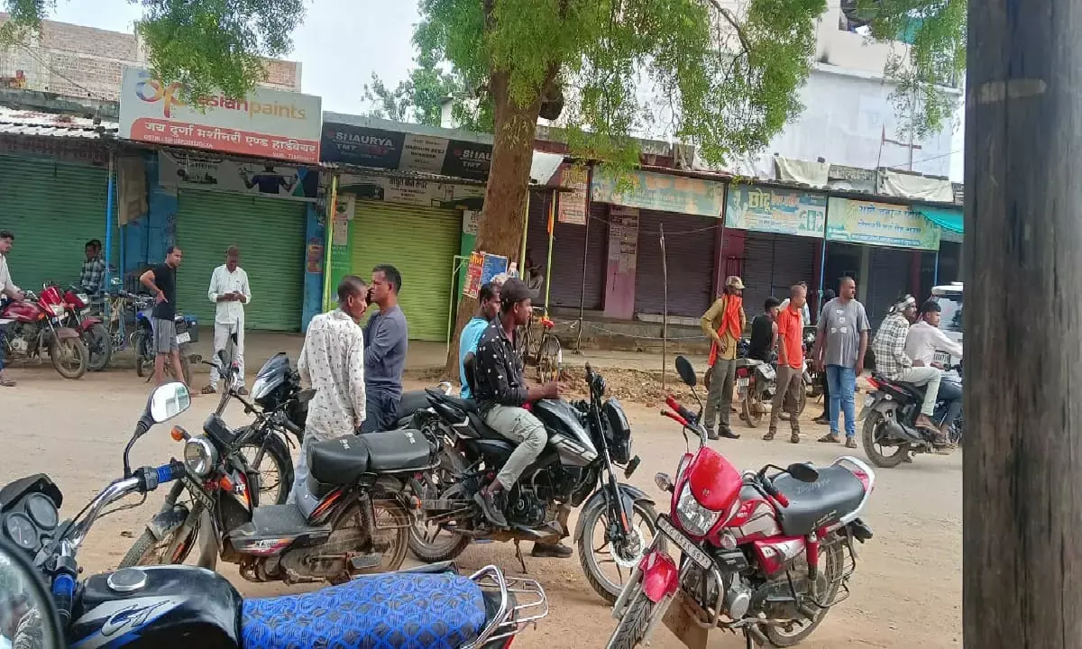 गोंडवाना समाज ने किया बेलरगांव बंद : महिला से छेड़छाड़ को लेकर धरना-प्रदर्शन, आरोपी की गिरफ्तारी की मांग