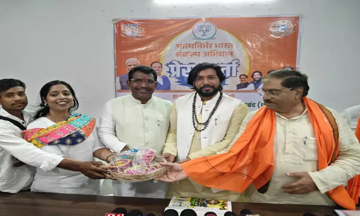 नवापारा पहुंचे मंत्री खुशवंत साहेब : नन्हे कारीगरों ने मिट्टी के तोहफे किए भेंट, स्वदेशी को बढ़ावा देने की अपील