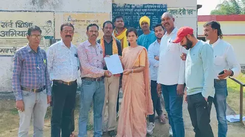 तीन साल से नदारद प्रधान पाठक पर भड़के ग्रामीण तीन साल से नदारद प्रधान पाठक पर भड़के ग्रामीण