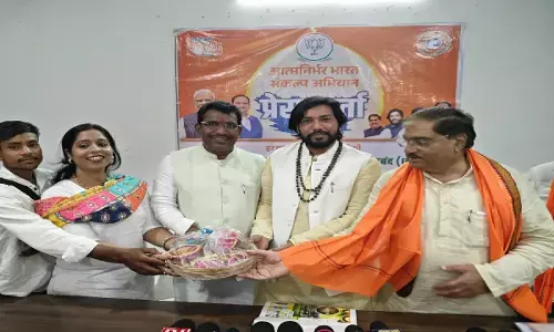 नवापारा पहुंचे मंत्री खुशवंत साहेब : नन्हे कारीगरों ने मिट्टी के तोहफे किए भेंट, स्वदेशी को बढ़ावा देने की अपील नवापारा पहुंचे मंत्री खुशवंत साहेब : नन्हे कारीगरों ने मिट्टी के तोहफे किए भेंट, स्वदेशी को बढ़ावा देने की अपील