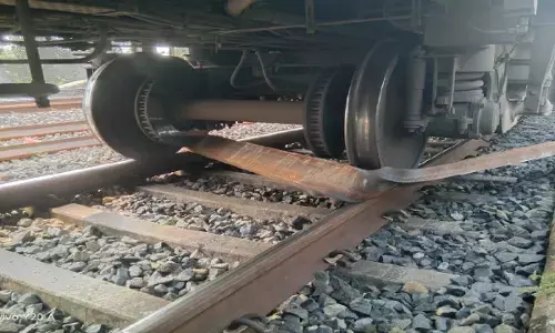 छत्तीसगढ़ एक्सप्रेस के नीचे फंसा लोहे का एंगल : लोको पायलट की सूझबूझ के चलते टला बड़ा हादसा, सवालों के घेरे में सुरक्षा