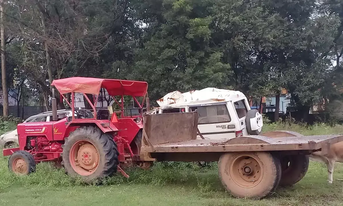 लकड़ी तस्करी में लगे ट्रैक्टर से टकराई बाइक