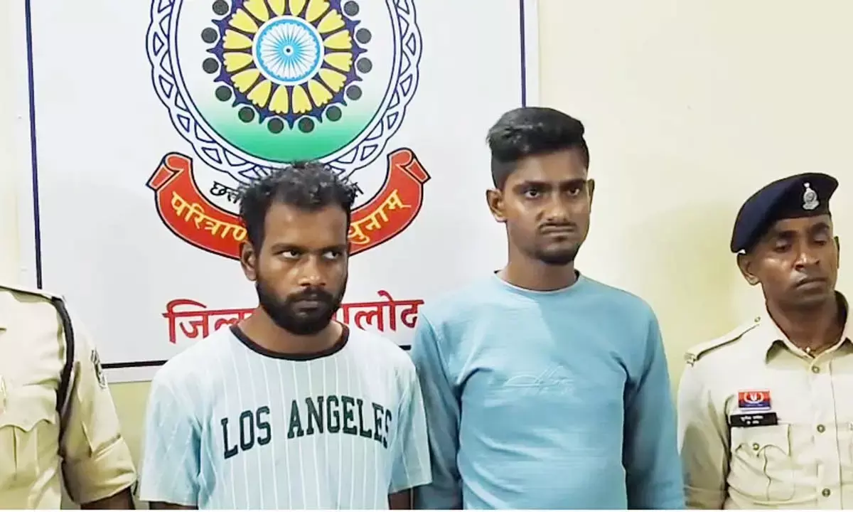 वृद्ध कोटवारिन की हत्या और लाखों की चोरी का खुलासा, दो आरोपी गिरफ्तार