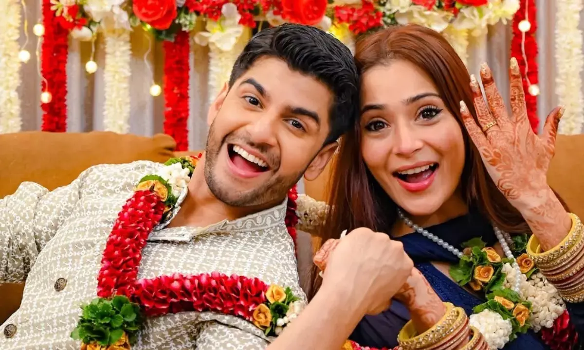 एक्ट्रेस सारा खान ने अभिनेता कृष्ण पाठक संग कोर्ट मैरिज की