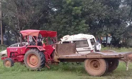 लकड़ी तस्करी में लगे ट्रैक्टर से टकराई बाइक
