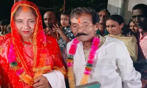70 साल के बुजुर्ग ने 40 साल की महिला से रचाया ब्याह 70 साल के बुजुर्ग ने 40 साल की महिला से रचाया ब्याह