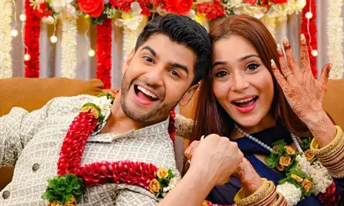 एक्ट्रेस सारा खान ने अभिनेता कृष्ण पाठक संग कोर्ट मैरिज की