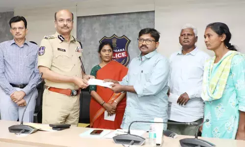 आत्मसमर्पित नक्सलियों को चेक देते हुए तेलंगाना पुलिस आत्मसमर्पित नक्सलियों को चेक देते हुए तेलंगाना पुलिस