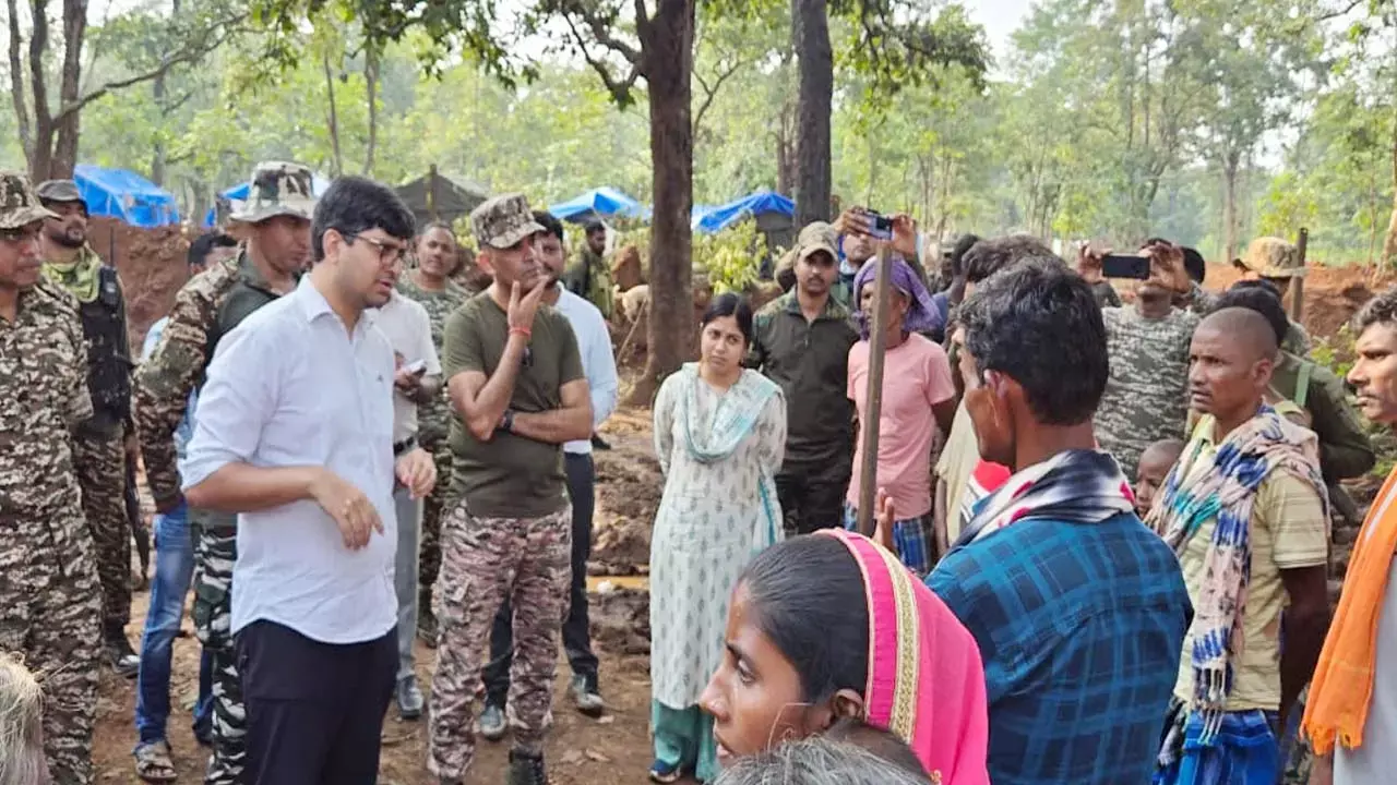 अफसरों को देखकर ग्रामीण हुए खुश अफसरों को देखकर ग्रामीण हुए खुश