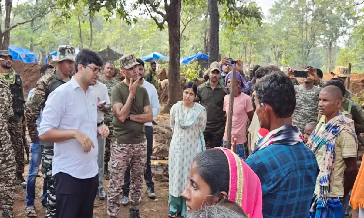 अफसरों को देखकर ग्रामीण हुए खुश