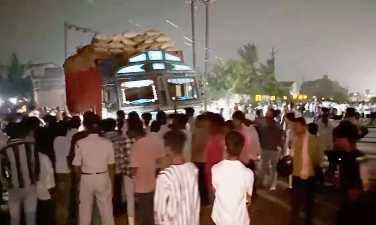 महिला की दर्दनाक मौत, ग्रामीणों ने हाईवे जाम कर किया प्रदर्शन