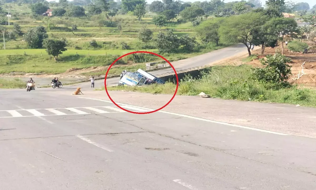 रसोई गैस से भरा ट्रक नाले में पलटा : बैक करते समय पुलिया से नीचे नाले में जा गिरा, बाल- बाल बची ड्राइवर की जान