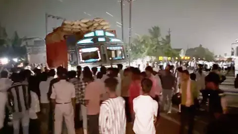 महिला की दर्दनाक मौत, ग्रामीणों ने हाईवे जाम कर किया प्रदर्शन महिला की दर्दनाक मौत, ग्रामीणों ने हाईवे जाम कर किया प्रदर्शन