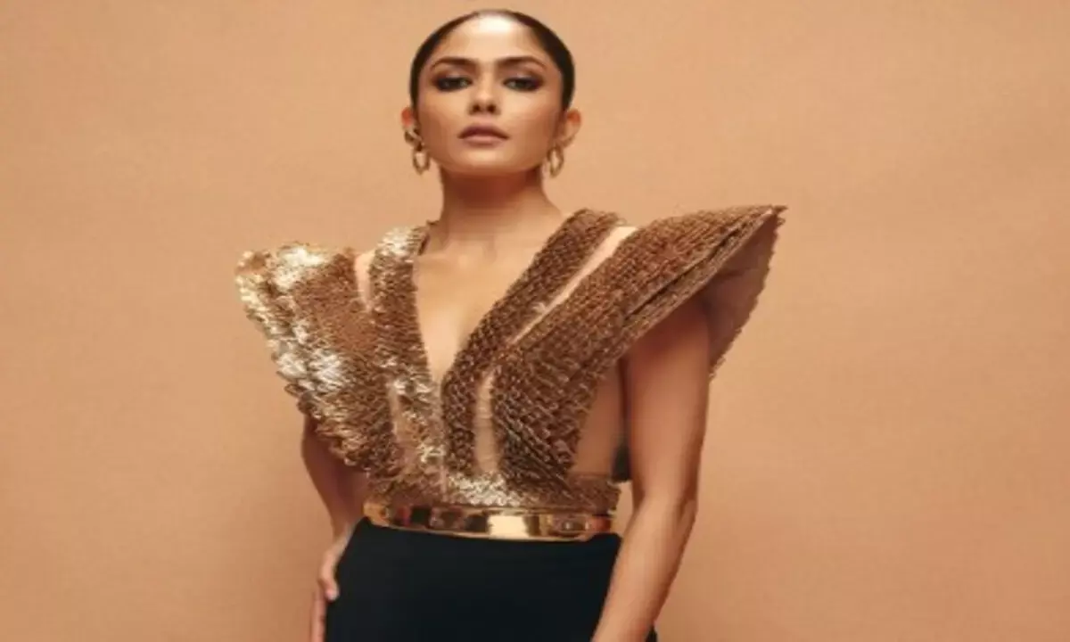 एक्ट्रेस मृणाल ठाकुर का ग्लैमरस लुक