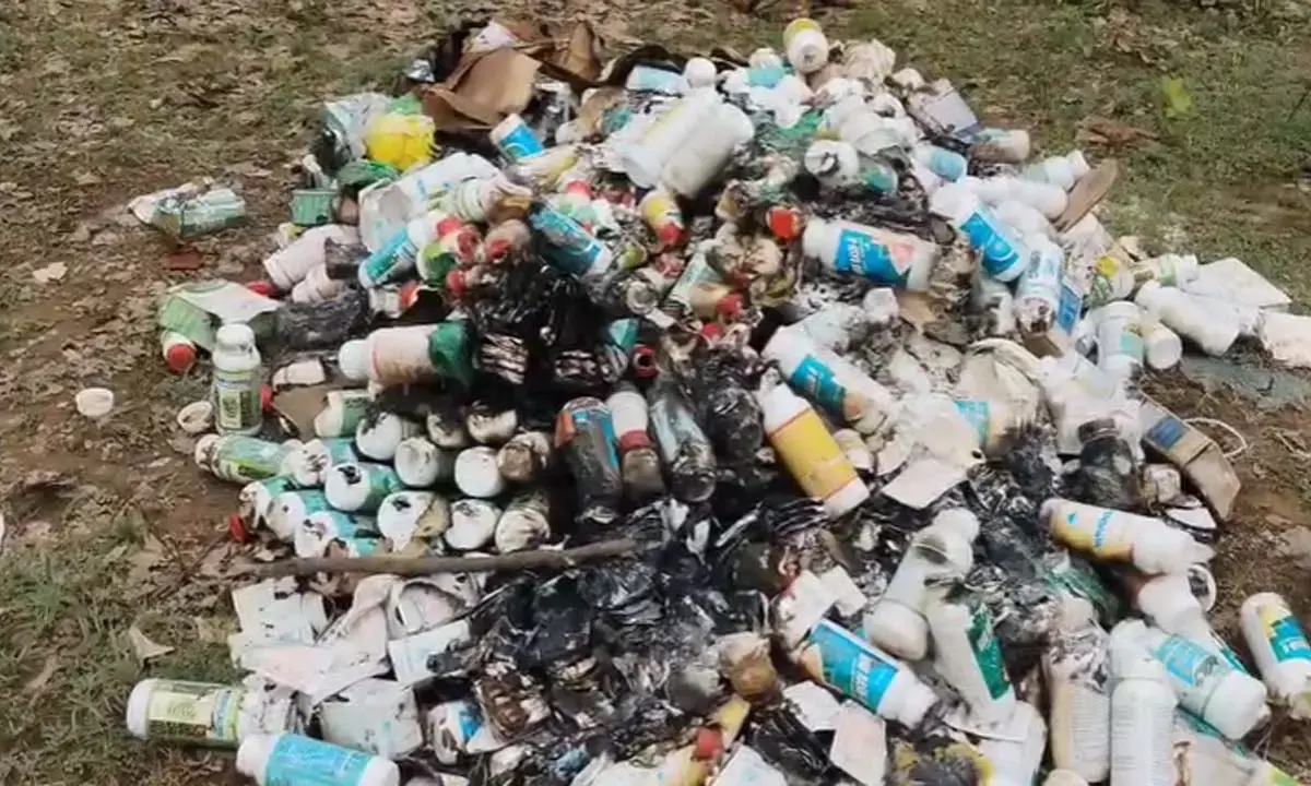 जंगल में बिखरे पड़े मिले कीटनाशक : वन और वन्यजीवों के लिए बड़ा खतरा, प्रशासनिक एक्शन की जरूरत