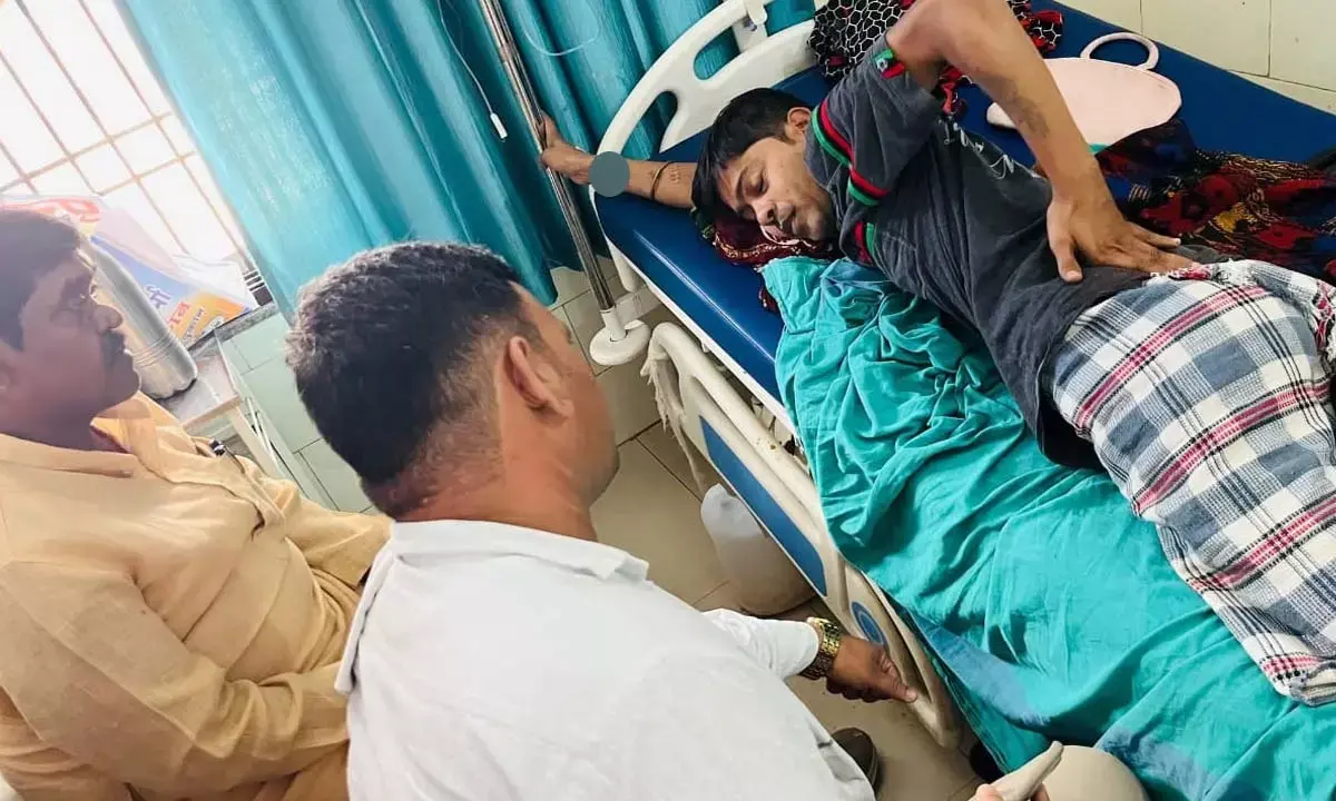 बलौदाबाजार में पुलिस की दबंगई: शराब दुकान के बाहर युवक से मारपीट, घायल युवक पर ही दर्ज कर दी FIR बलौदाबाजार में पुलिस की दबंगई: शराब दुकान के बाहर युवक से मारपीट, घायल युवक पर ही दर्ज कर दी FIR