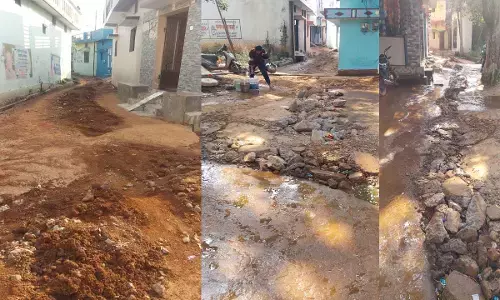 खरोरा की गलियों में गड्ढे ही गड्ढे : पानी पाइप लाइन के लिए खोदकर जस की तस छोड़ दी गईं खरोरा की गलियों में गड्ढे ही गड्ढे : पानी पाइप लाइन के लिए खोदकर जस की तस छोड़ दी गईं