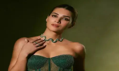 एक्ट्रेस कृति सेनन स्टाइलिश लुक