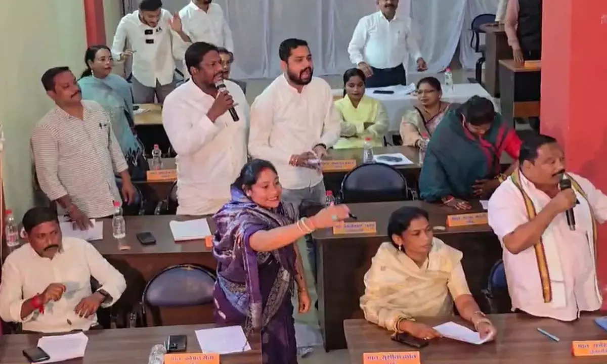 विपक्ष ने एजेंडा के पत्रों को फाड़कर फेंका, सदन का बहिष्कार कर निकले बाहर