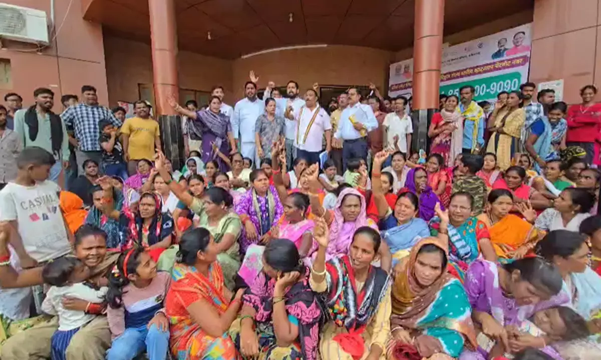 धरना- प्रदर्शन करते पीड़ित परिवार